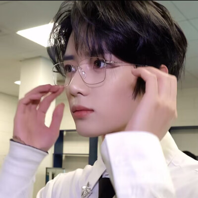 脸实在太好看让人移不开眼睛的漂亮前辈