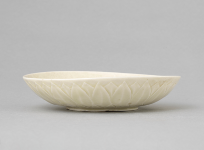 ▲北宋 定窑白釉刻莲瓣纹盘 北京故宫博物院藏