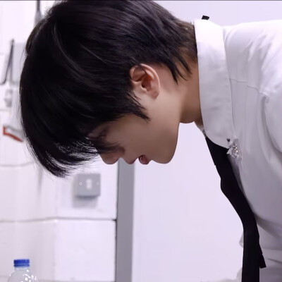 脸实在太好看让人移不开眼睛的漂亮前辈