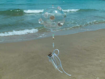 温柔懒懒的海风，风铃惬意地作响
