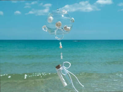 温柔懒懒的海风，风铃惬意地作响
