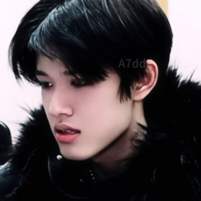 我觉得这个世界对你不好，我想拯救你，但我没有那么大的本事可以改变很多规则，对不起，我听到你肚子说饿了，我带你，去吃饭吧