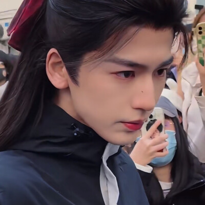 这个红发带咋这么美啊，，