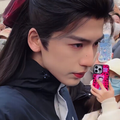 这个红发带咋这么美啊，，