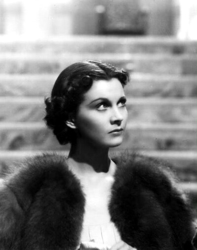 1937年，费雯·丽在《茶杯里的风暴》中