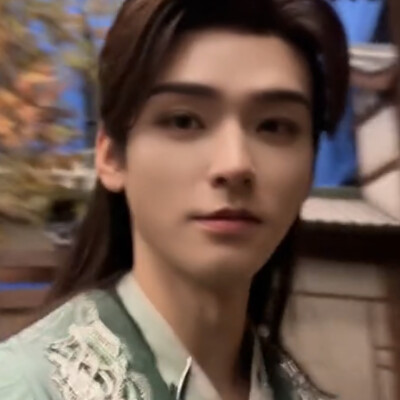 工作室把你家开了美颜的大眼妹带走行不行，能不能管管她别让她开美颜了！