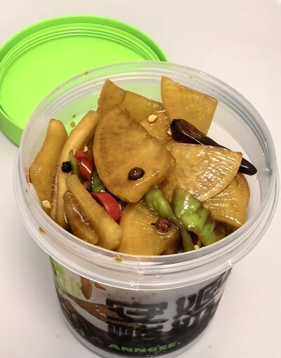 白萝卜两个，不去皮洗干净切开，硬币厚大小，放一勺盐两勺糖杀水1-2小时，洗干净拧干，水分尽可能的拧干，缺点蒜片，姜片，青红辣椒，小米辣，电饭煲承盛饭勺子，一勺生抽，两勺醋，一勺白糖，一点点老抽，一点点耗…