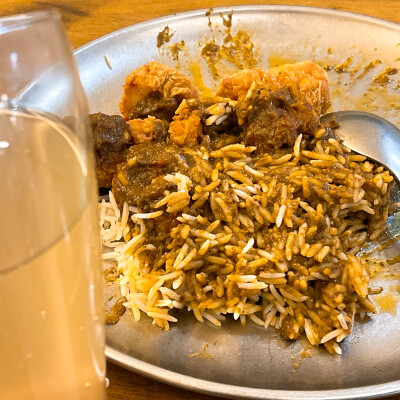 都快吃完了才想起来拍（炸鸡块咖喱饭配葡萄西打）