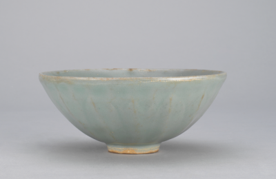 宋 龙泉窑青釉凸雕莲瓣纹碗  北京故宫博物院藏