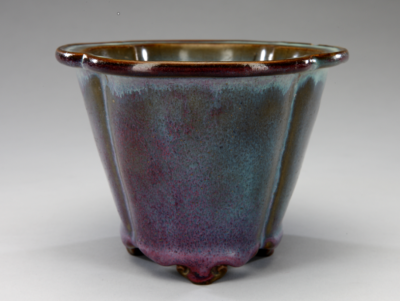 宋 钧窑玫瑰紫釉海棠式花盆故宫博物院藏