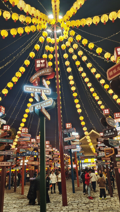 我爱唐山：惠丰湖畔花伞下游客