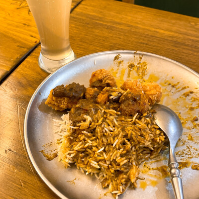 都快吃完了才想起来拍（炸鸡块咖喱饭配葡萄西打）
