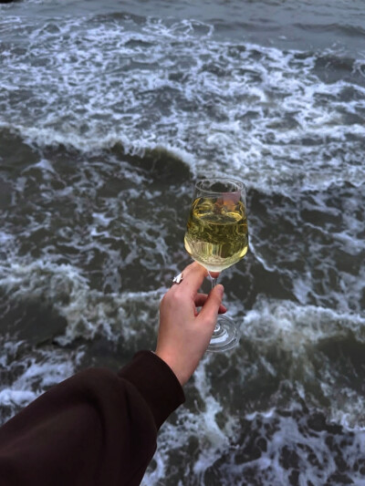 日常
“I just want to be that crazy,
forget about who I am,
I don't wanna be ok be ok no more.”