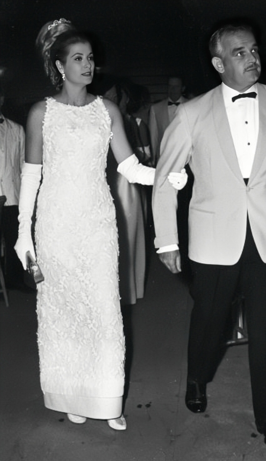 1966 年 7 月 4 日，格蕾丝王妃出席在摩纳哥蒙特卡洛举行的慈善晚宴“Bal de Petits Lits Blancs”（“小白床舞会”）。