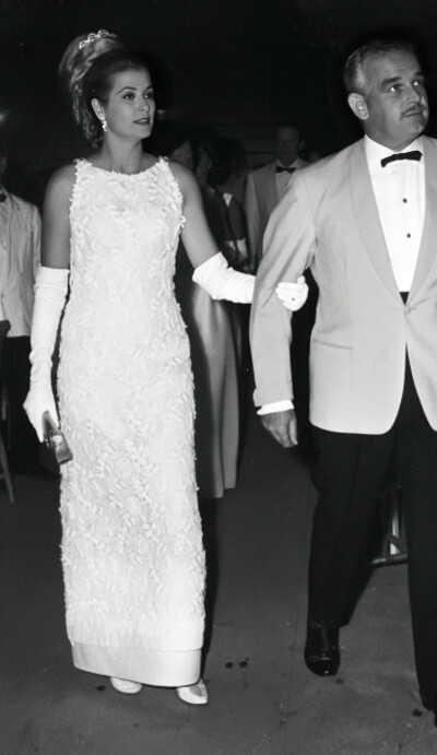 1966 年 7 月 4 日，格蕾丝王妃出席在摩纳哥蒙特卡洛举行的慈善晚宴“Bal de Petits Lits Blancs”（“小白床舞会”）。