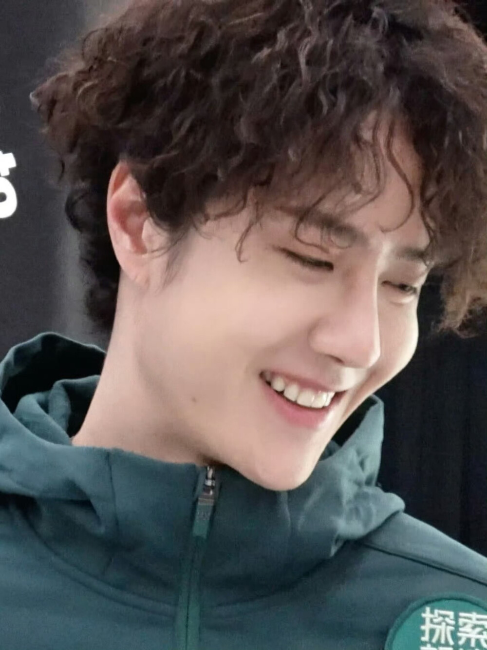 #王一博[超话]# · #王一博选择副本已开启#
@UNIQ-王一博 正在「岩」究中…[并不简单]
11月28日起锁定腾讯视频 #探索新境# 第二季，每周五、周六11点见。 #正在岩究王一博# ​​​