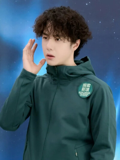 #王一博[超话]# · #王一博选择副本已开启#
@UNIQ-王一博 正在「岩」究中…[并不简单]
11月28日起锁定腾讯视频 #探索新境# 第二季，每周五、周六11点见。 #正在岩究王一博# ​​​