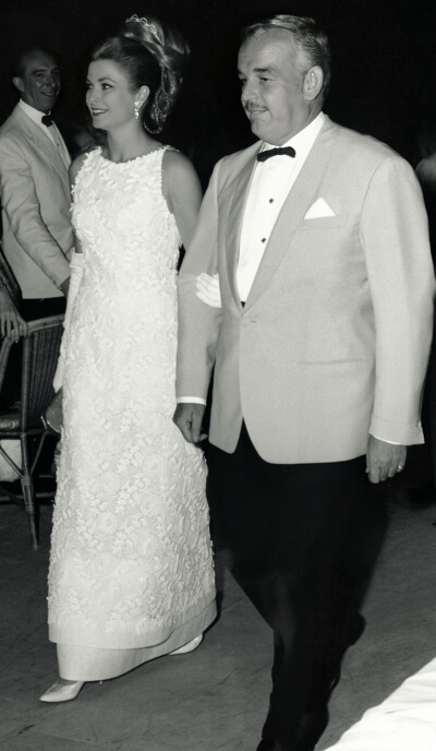 1966 年 7 月 4 日，格蕾丝王妃出席在摩纳哥蒙特卡洛举行的慈善晚宴“Bal de Petits Lits Blancs”（“小白床舞会”）。