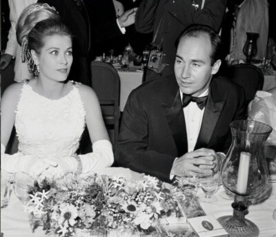 1966 年 7 月 4 日，格蕾丝王妃出席在摩纳哥蒙特卡洛举行的慈善晚宴“Bal de Petits Lits Blancs”（“小白床舞会”）。