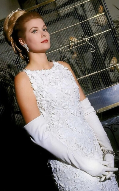 1966 年 7 月 4 日，格蕾丝王妃出席在摩纳哥蒙特卡洛举行的慈善晚宴“Bal de Petits Lits Blancs”（“小白床舞会”）。