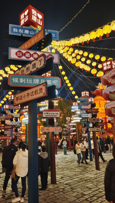 我爱唐山：惠丰湖畔花伞下游客