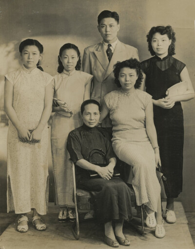 1948年冰心与堂姐合影