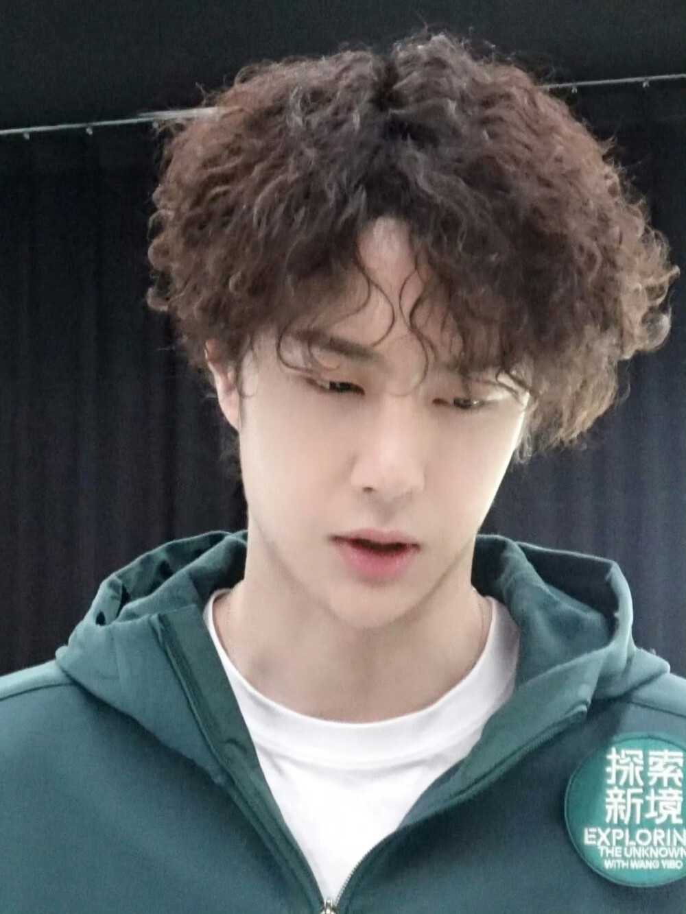 #王一博[超话]# · #王一博选择副本已开启#
@UNIQ-王一博 正在「岩」究中…[并不简单]
11月28日起锁定腾讯视频 #探索新境# 第二季，每周五、周六11点见。 #正在岩究王一博# ​​​