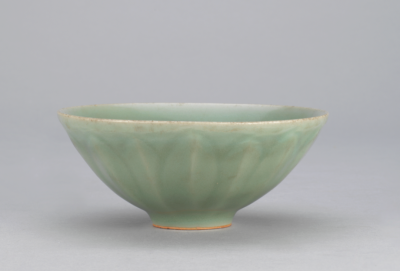 ▲宋 龙泉窑青釉刻花莲瓣纹碗 北京故宫博物院藏