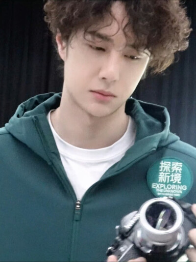 #王一博[超话]# · #王一博选择副本已开启#
@UNIQ-王一博 正在「岩」究中…[并不简单]
11月28日起锁定腾讯视频 #探索新境# 第二季，每周五、周六11点见。 #正在岩究王一博# ​​​