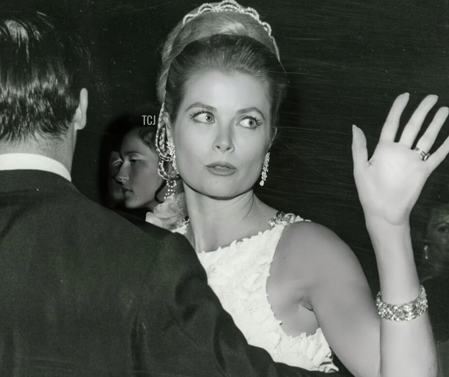 1966 年 7 月 4 日，格蕾丝王妃出席在摩纳哥蒙特卡洛举行的慈善晚宴“Bal de Petits Lits Blancs”（“小白床舞会”）。