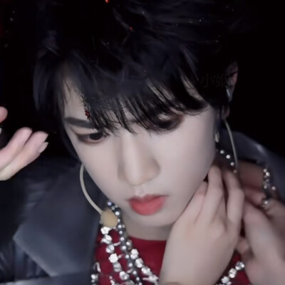 下辈子想当个蟑螂 至少还有妹子为我尖叫