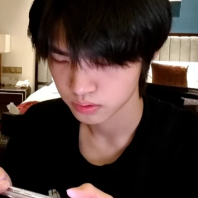 你闷闷的很安静