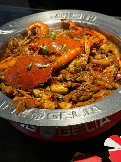 馋鬼的报应就是啃蟹腿又折掉一片门牙
忧伤
貌似至今为止的门牙都绝在螃蟹上
老瞿又要破财了…