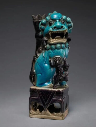 ▲清康熙 孔雀绿釉加紫狮子 故宫博物院