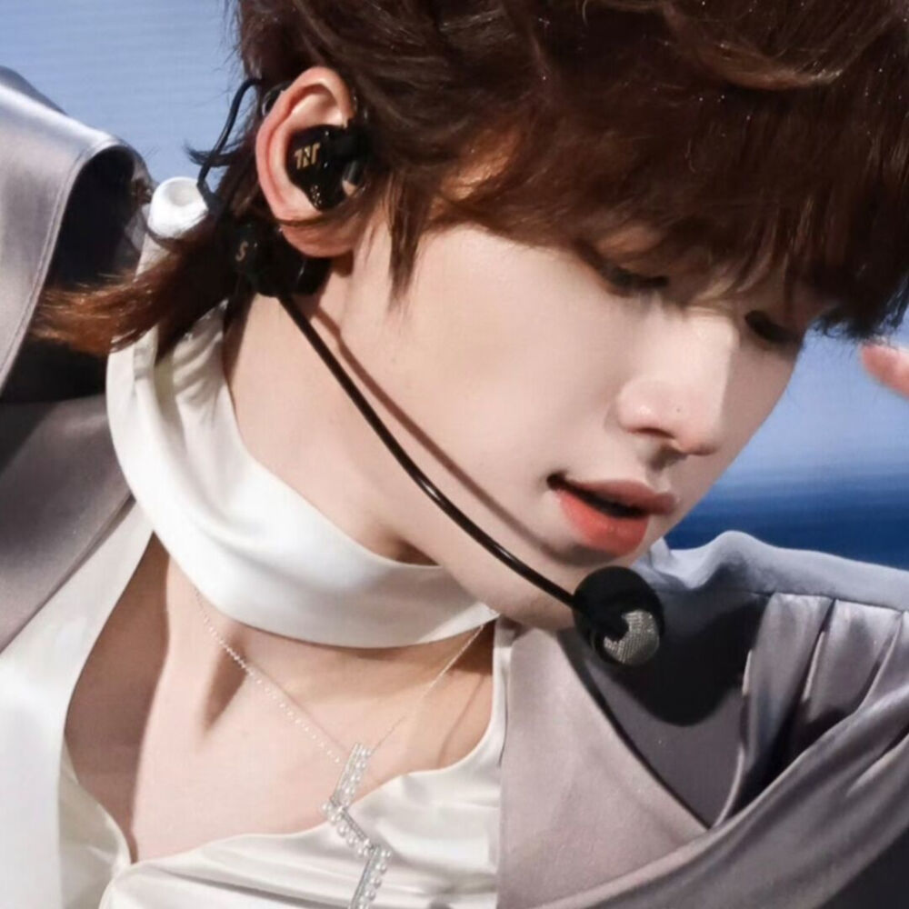 你的黑色藏在左边