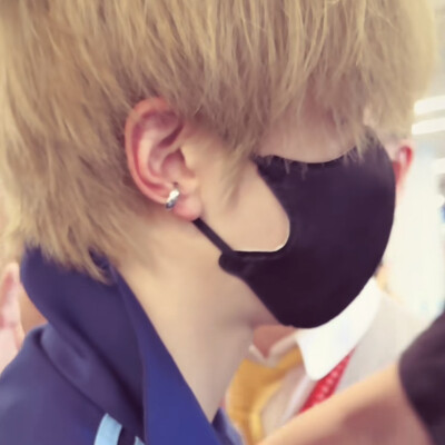 我现在禁止任何女生跟你聊天，因为你想，她的智商很高她的情商也很高她品味也很好，你通常都比较单纯，假如你要没谈过恋爱的话你跟她讲几句话她这个人又很神秘，两三天你直接就爱上她了，那我怎么办，我到时候怎么办