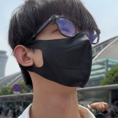 他的睫毛弯的嘴角