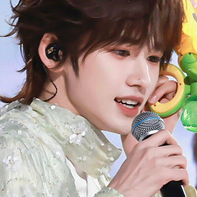 你的黑色藏在左边