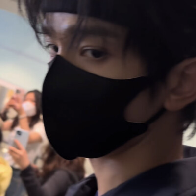 我现在禁止任何女生跟你聊天，因为你想，她的智商很高她的情商也很高她品味也很好，你通常都比较单纯，假如你要没谈过恋爱的话你跟她讲几句话她这个人又很神秘，两三天你直接就爱上她了，那我怎么办，我到时候怎么办