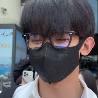 他的睫毛弯的嘴角