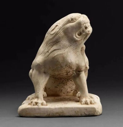 ▲ 唐  邢窑白釉点彩子母狮塑像 故宫博物院藏