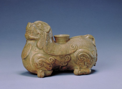 ▲西晋 青釉狮形插器 故宫博物院藏