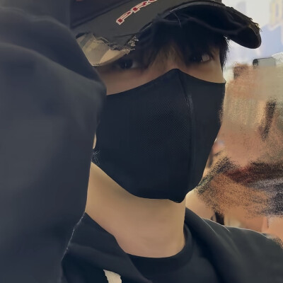 我现在禁止任何女生跟你聊天，因为你想，她的智商很高她的情商也很高她品味也很好，你通常都比较单纯，假如你要没谈过恋爱的话你跟她讲几句话她这个人又很神秘，两三天你直接就爱上她了，那我怎么办，我到时候怎么办