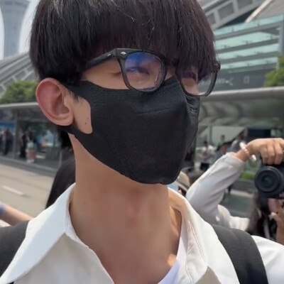 他的睫毛弯的嘴角