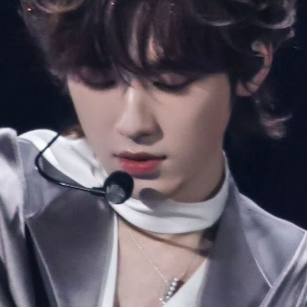 你的黑色藏在左边