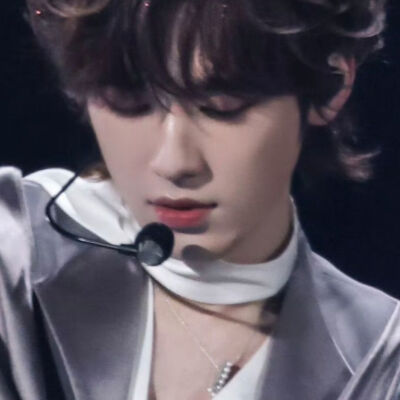 你的黑色藏在左边