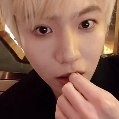 上头一整个大眼萌妹