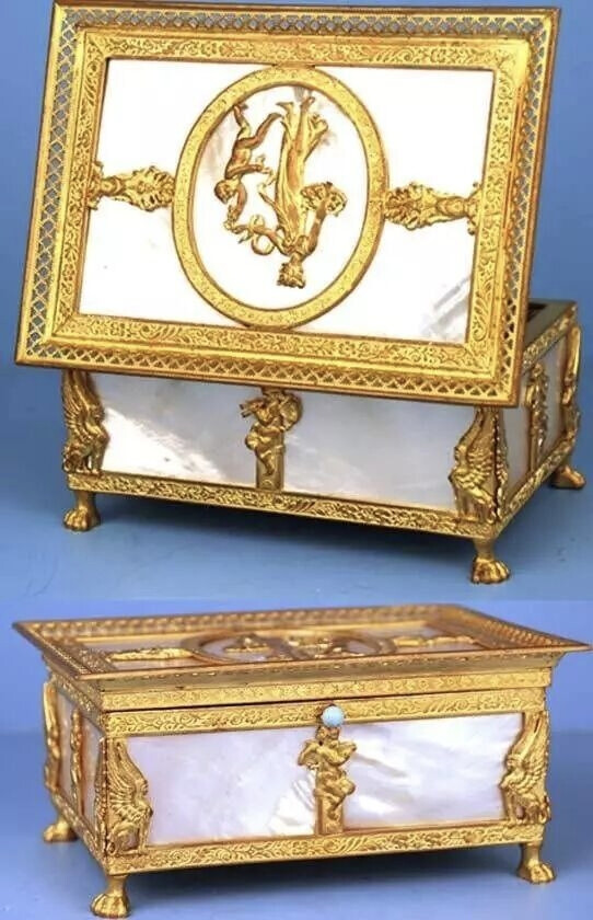This is a rare treasure, belonging to the period of the rule of the French king, Charles X (1824 - 1830).罕见的法国国王查尔斯五世的首饰盒