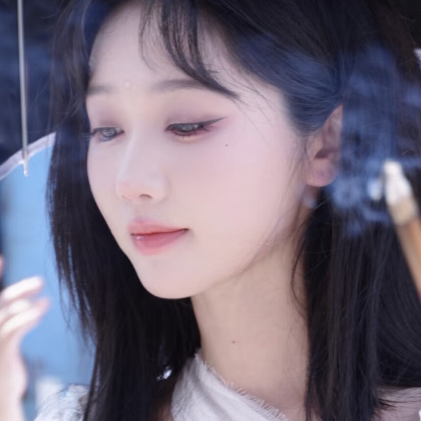 她一定比我成熟