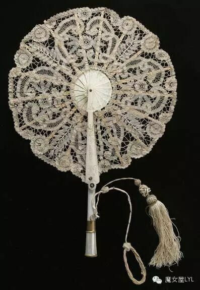 beautiful lace fan 1890s From Felix Tal´s fan collection of the Koninklijk Oudheidkundig Genootschap Parasolwaaier